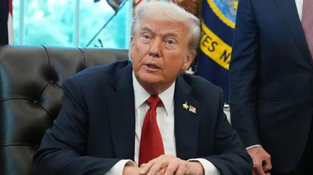 US-Präsident Donald Trump spricht mit Journalisten, bevor er eine Verordnung im Oval Office im Weißen Haus unterzeichnet.
