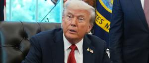 US-Präsident Donald Trump spricht mit Journalisten, bevor er eine Verordnung im Oval Office im Weißen Haus unterzeichnet.