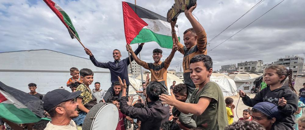 Nach zwei Jahren Krieg wird im Gazastreifen die Einigung auf eine Waffenruhe gefeiert.
