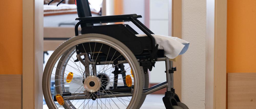 Wer alt wird, wird häufiger krank. Eine alternde Bevölkerung bedeutet für die Krankenkassen stark steigende Ausgaben. (Symbolbild)