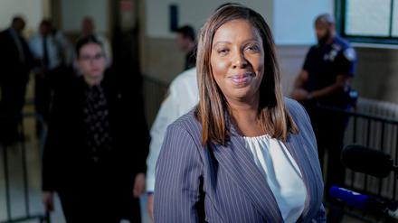 Letitia James, New Yorker Generalstaatsanwältin, verlässt den Gerichtssaals am New York Supreme Court während einer Prozesspause. 