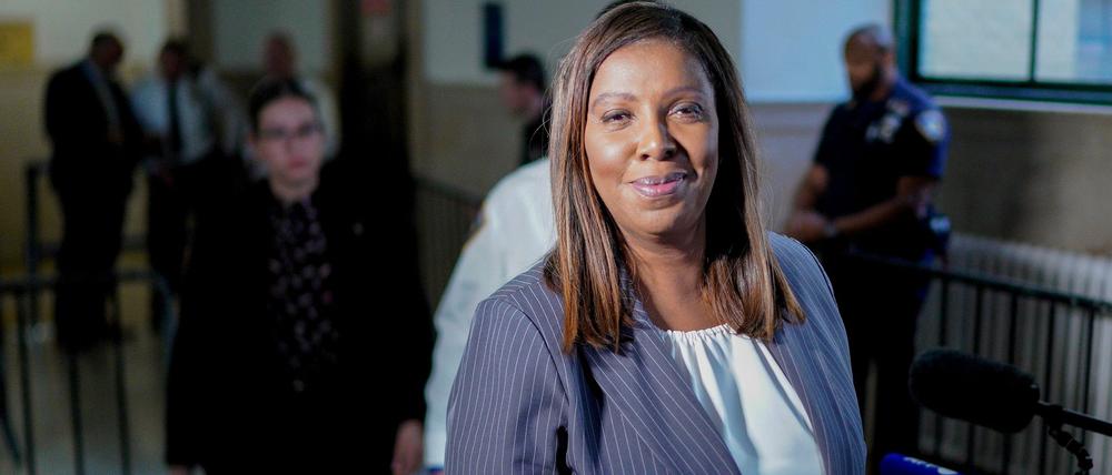 Letitia James, New Yorker Generalstaatsanwältin, verlässt den Gerichtssaals am New York Supreme Court während einer Prozesspause.