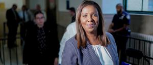 Letitia James, New Yorker Generalstaatsanwältin, verlässt den Gerichtssaals am New York Supreme Court während einer Prozesspause. 