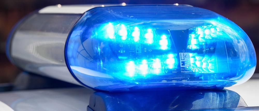 Rettungskräfte bringen zwei Menschen zur Behandlung in ein Krankenhaus. (Symbolbild)