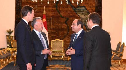 Ägyptens Präsident Abdel Fattah al-Sisi mit den US-Sondergesandten Steve Witkoff und Jared Kushner bei den Gaza-Verhandlungen in Sharm El-Sheikh.