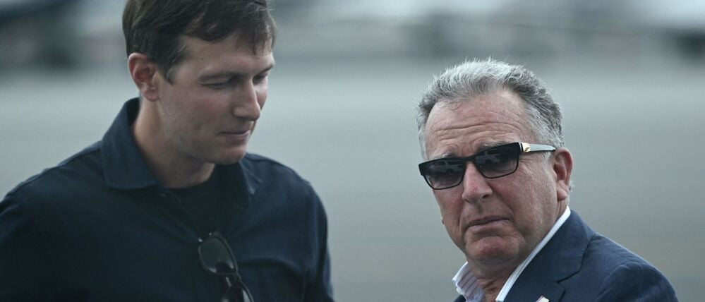 Steve Witkoff (rechts) und Jared Kushner am 13. Juli 2025 am Flughafen Teterboro in Teterboro, New Jersey. 