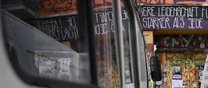 Die Eingangstür des teilbesetzten Hauses in der Rigaer Straße 94. (Archivbild)