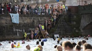 Bei den vom Verein Flussbad Berlin organisierten Schwimm-Demos dürfen Berliner endlich in der Spree schwimmen. Das Ziel dabei ist eine grundsätzliche Erlaubnis.