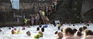 Bei den vom Verein Flussbad Berlin organisierten Schwimm-Demos dürfen Berliner endlich in der Spree schwimmen. Das Ziel dabei ist eine grundsätzliche Erlaubnis.