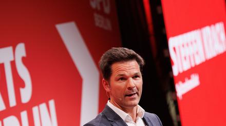 Steffen Krach, SPD-Spitzenkandidat für die Berlin-Wahl 2026, auf der Veranstaltung „Vorwärts Berlin. Zusammen in die lebenswerte Stadt 2035“ im Euref-Campus im September. (Archivbild)