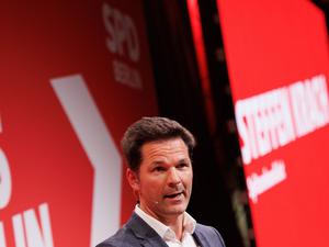 Steffen Krach, SPD-Spitzenkandidat für die Berlin-Wahl 2026, auf der Veranstaltung „Vorwärts Berlin. Zusammen in die lebenswerte Stadt 2035“ im Euref-Campus im September. (Archivbild)