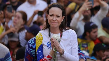 Venezuela, Caracas: Die venezolanische Oppositionsführerin Maria Corina Machado führt eine Demonstration gegen die erneute Vereidigung des autoritären Präsidenten Maduro an diesem Freitag. 