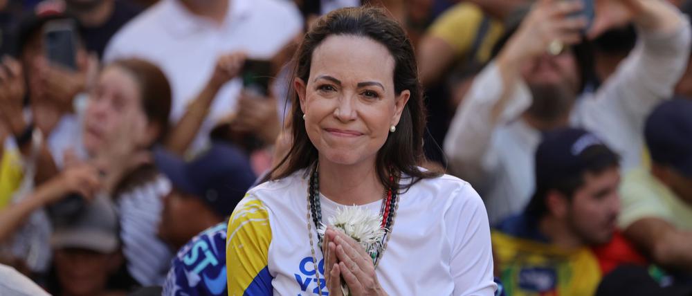 Venezuela, Caracas: Die venezolanische Oppositionsführerin Maria Corina Machado führt eine Demonstration gegen die erneute Vereidigung des autoritären Präsidenten Maduro an diesem Freitag.