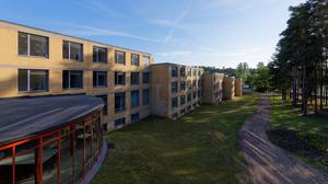 In den vier Internatsgebäuden konnten bis zu 120 Gäste untergebracht werden. Im Vordergrund ist noch ein Teil des Wintergartens der Mensa zu sehen