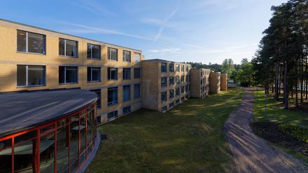 In den vier Internatsgebäuden konnten bis zu 120 Gäste untergebracht werden. Im Vordergrund ist noch ein Teil des Wintergartens der Mensa zu sehen