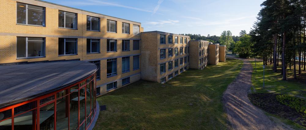 In den vier Internatsgebäuden konnten bis zu 120 Gäste untergebracht werden. Im Vordergrund ist noch ein Teil des Wintergartens der Mensa zu sehen