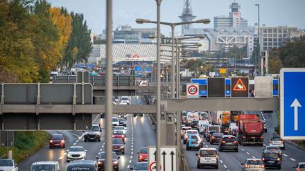 Zunehmend dichterer Verkehr herrscht auf beiden Seiten der Stadtautobahn A 100. Wegen Schäden an der Autobahnbrücke über die Mecklenburgische Straße soll die Auffahrt Detmolder Straße sowie ein Fahrstreifen der dreispurigen Stadtautobahn in dem Bereich gesperrt werden.