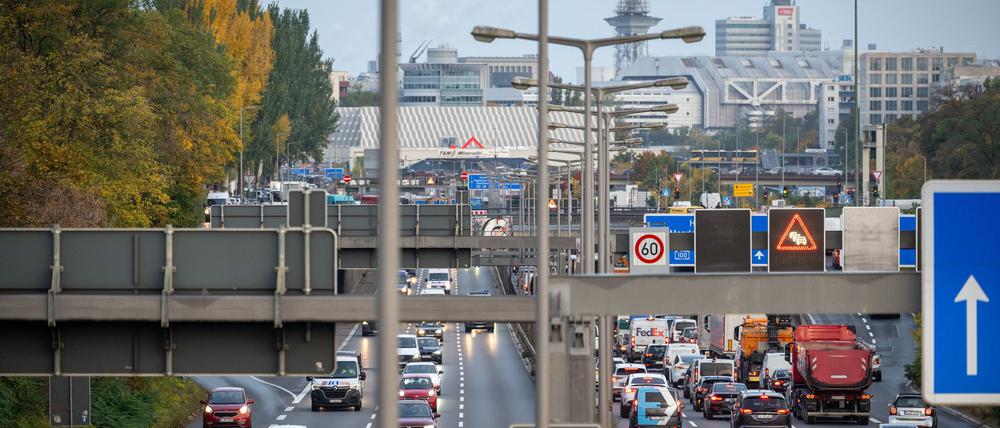 Zunehmend dichterer Verkehr herrscht auf beiden Seiten der Stadtautobahn A 100. Wegen Schäden an der Autobahnbrücke über die Mecklenburgische Straße soll die Auffahrt Detmolder Straße sowie ein Fahrstreifen der dreispurigen Stadtautobahn in dem Bereich gesperrt werden.