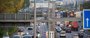 Zunehmend dichterer Verkehr herrscht auf beiden Seiten der Stadtautobahn A 100. Wegen Schäden an der Autobahnbrücke über die Mecklenburgische Straße soll die Auffahrt Detmolder Straße sowie ein Fahrstreifen der dreispurigen Stadtautobahn in dem Bereich gesperrt werden.