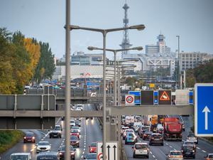 Zunehmend dichterer Verkehr herrscht auf beiden Seiten der Stadtautobahn A 100.