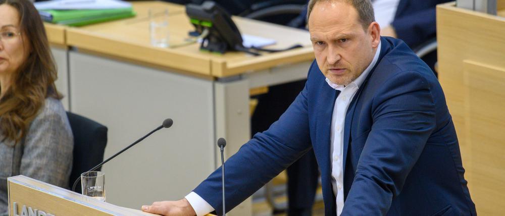 Der verkehrspolitische Sprecher der SPD im Landtag, Falko Grube, kritisiert die Bahn scharf für ihr Krisenmanagement (Archivbild)