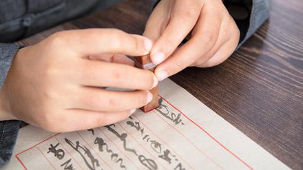 Asiatische Schriften studieren – wer braucht das noch in Zeiten von Übersetzungs-Apps?