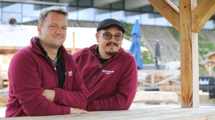 Die Mitbegründer Marian Menzel und Can Aktürk-Bonfini (v.l.) stehen kur vor der Wiedereröffnung ihres Winterdorfes im Potsdamer Volkspark.