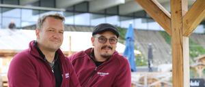 Die Mitbegründer Marian Menzel und Can Aktürk-Bonfini (v.l.) stehen kur vor der Wiedereröffnung ihres Winterdorfes im Potsdamer Volkspark.