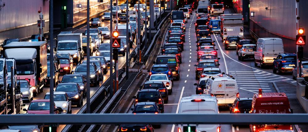 Berufsverkehr in München. Tagtäglich fährt die Bevölkerung einer Großstadt von außerhalb zum Arbeiten in die bayerische Landeshauptstadt. (Symbolbild)
