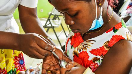 Frühe Vorbeugung: In Yaoundé, Kamerun, erhält ein Baby vorbeugend ein Malariamittel. Das Land testet erstmals eine Strategie, Kinder vor einer Infektion zu schützen.