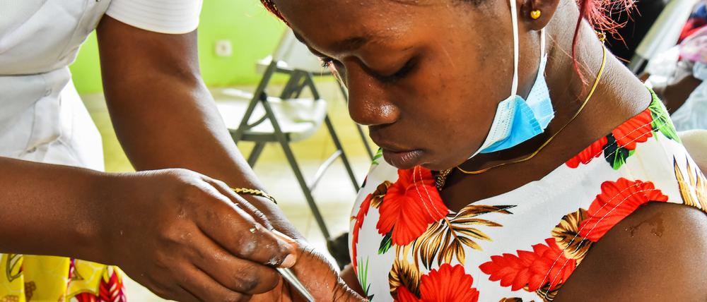 Frühe Vorbeugung: In Yaoundé, Kamerun, erhält ein Baby vorbeugend ein Malariamittel. Das Land testet erstmals eine Strategie, Kinder vor einer Infektion zu schützen.