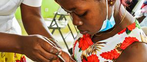 Frühe Vorbeugung: In Yaoundé, Kamerun, erhält ein Baby vorbeugend ein Malariamittel. Das Land testet erstmals eine Strategie, Kinder vor einer Infektion zu schützen.