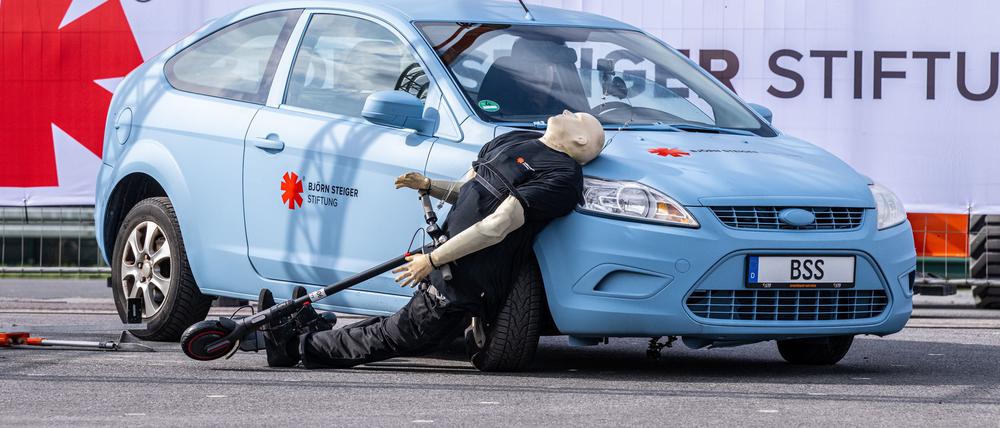 Crashtest mit einem E-Scooter: Ein abbiegendes Auto erfasst den Dummy - der prallt hart auf den Wagen.