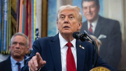 US-Präsident Donald Trump spricht, im Hintergrund ist Gesundheitsminister Robert F. Kennedy Jr. zu sehen. 