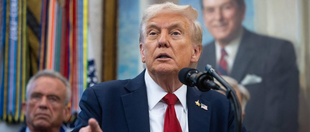 US-Präsident Donald Trump spricht, im Hintergrund ist Gesundheitsminister Robert F. Kennedy Jr. zu sehen.