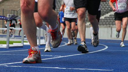 Die Belastung beim Laufen ist für die Füße groß. Insofern sollten Sportlerinnen und Sportler diese mehr in den Fokus rücken.