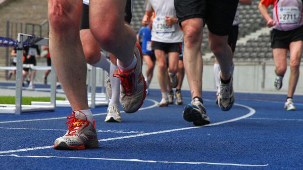 Die Belastung beim Laufen ist für die Füße groß. Insofern sollten Sportlerinnen und Sportler diese mehr in den Fokus rücken.
