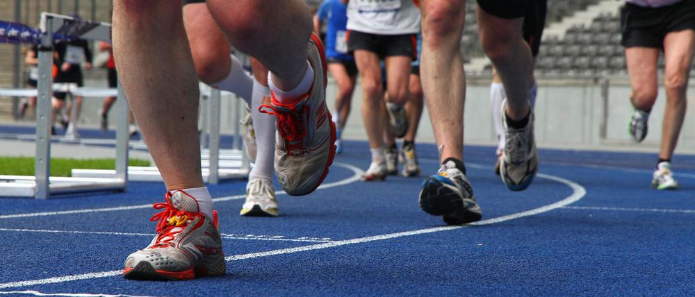 Die Belastung beim Laufen ist für die Füße groß. Insofern sollten Sportlerinnen und Sportler diese mehr in den Fokus rücken.