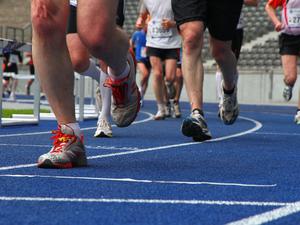 Die Belastung beim Laufen ist für die Füße groß. Insofern sollten Sportlerinnen und Sportler diese mehr in den Fokus rücken.