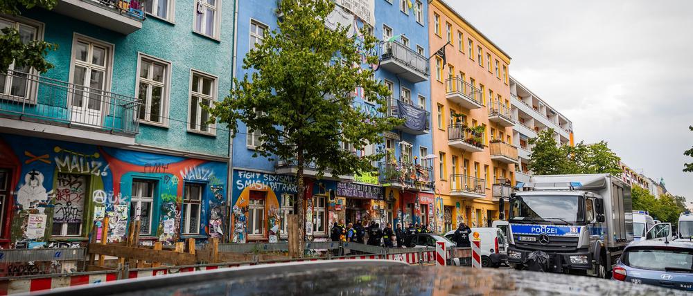 Polizeikräfte sind in der Rigaer Straße in Berlin-Friedrichshain im Einsatz. (Archivbild) 