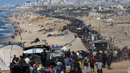 Palästinenser kehren aus dem Süden nach Gaza-Stadt zurück.
