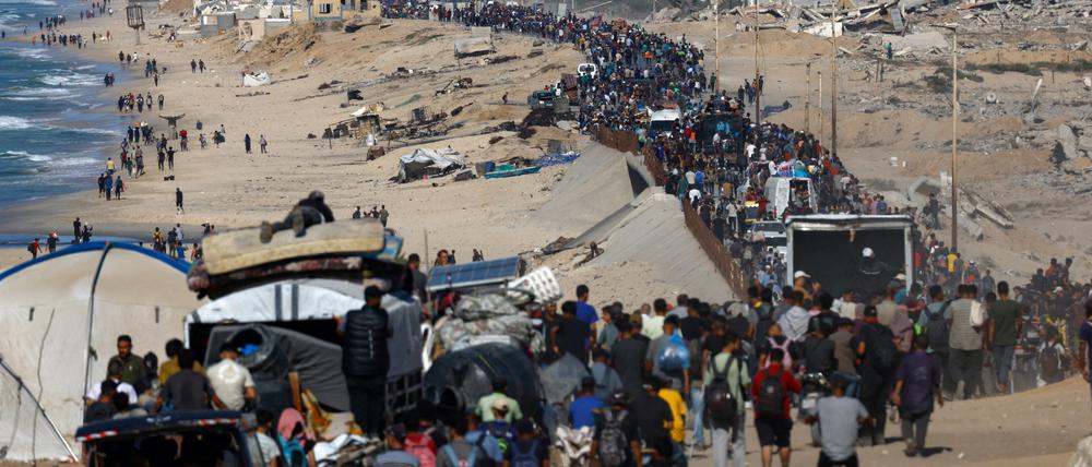 Palestinians, who were displaced to the southern part of Gaza at Israel’s order during the war, make their way along a road as they return to the north after a ceasefire between Israel and Hamas in Gaza went into effect, in the central Gaza Strip, October 10, 2025. REUTERS/Mahmoud Issa