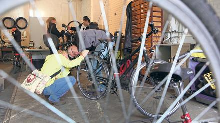 Die Fahrradwerkstatt der Flüchtlingshilfe findet von April bis Ende November donnerstags ab 16 Uhr auf dem Gelände des Projekthauses in der Rudolph-Breitscheid-Straße 164 statt.