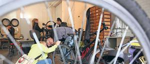 Die Fahrradwerkstatt der Flüchtlingshilfe findet von April bis Ende November donnerstags ab 16 Uhr auf dem Gelände des Projekthauses in der Rudolph-Breitscheid-Straße 164 statt.
