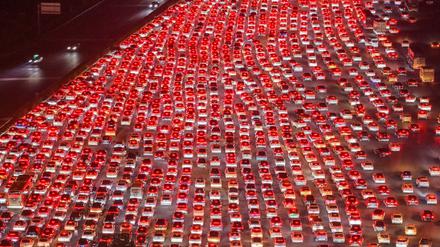 Autofahrer fahren nach Passieren der Mautstation Wuzhuang in Chuzhou in der ostchinesischen Provinz Anhui auf die Schnellstraße, um am vorletzten Tag der achttägigen Nationalfeiertagsferien am 7. Oktober 2025 nach Hause zurückzukehren.
