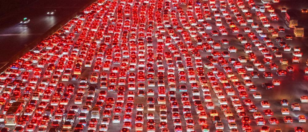 Autofahrer fahren nach Passieren der Mautstation Wuzhuang in Chuzhou in der ostchinesischen Provinz Anhui auf die Schnellstraße, um am vorletzten Tag der achttägigen Nationalfeiertagsferien am 7. Oktober 2025 nach Hause zurückzukehren.
