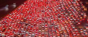 Autofahrer fahren nach Passieren der Mautstation Wuzhuang in Chuzhou in der ostchinesischen Provinz Anhui auf die Schnellstraße, um am vorletzten Tag der achttägigen Nationalfeiertagsferien am 7. Oktober 2025 nach Hause zurückzukehren.