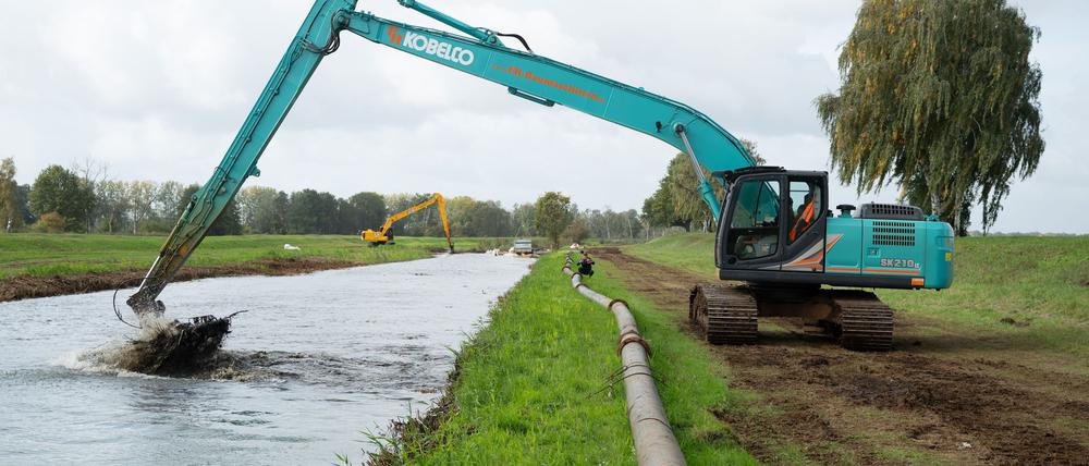 Aus der Schwarzen Elster muss Eisenhydroxidschlamm gebaggert werden, der den Abfluss behindert .