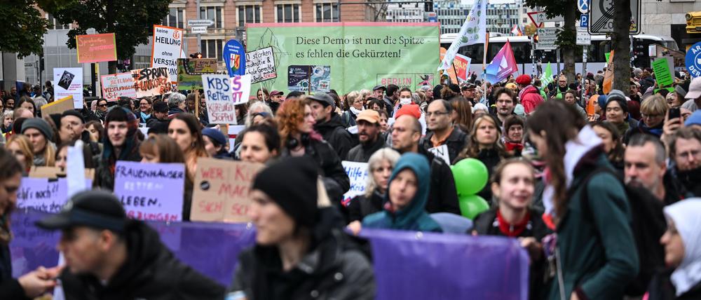 Demonstranten protestieren gegen geplante Kürzungen in Berlin.