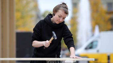 Die ukrainische Künstlerin Polina Kuznetsova präsentierte ihre Dauerperformance „Verteidigung“ am Brandenburger Tor in Potsdam.